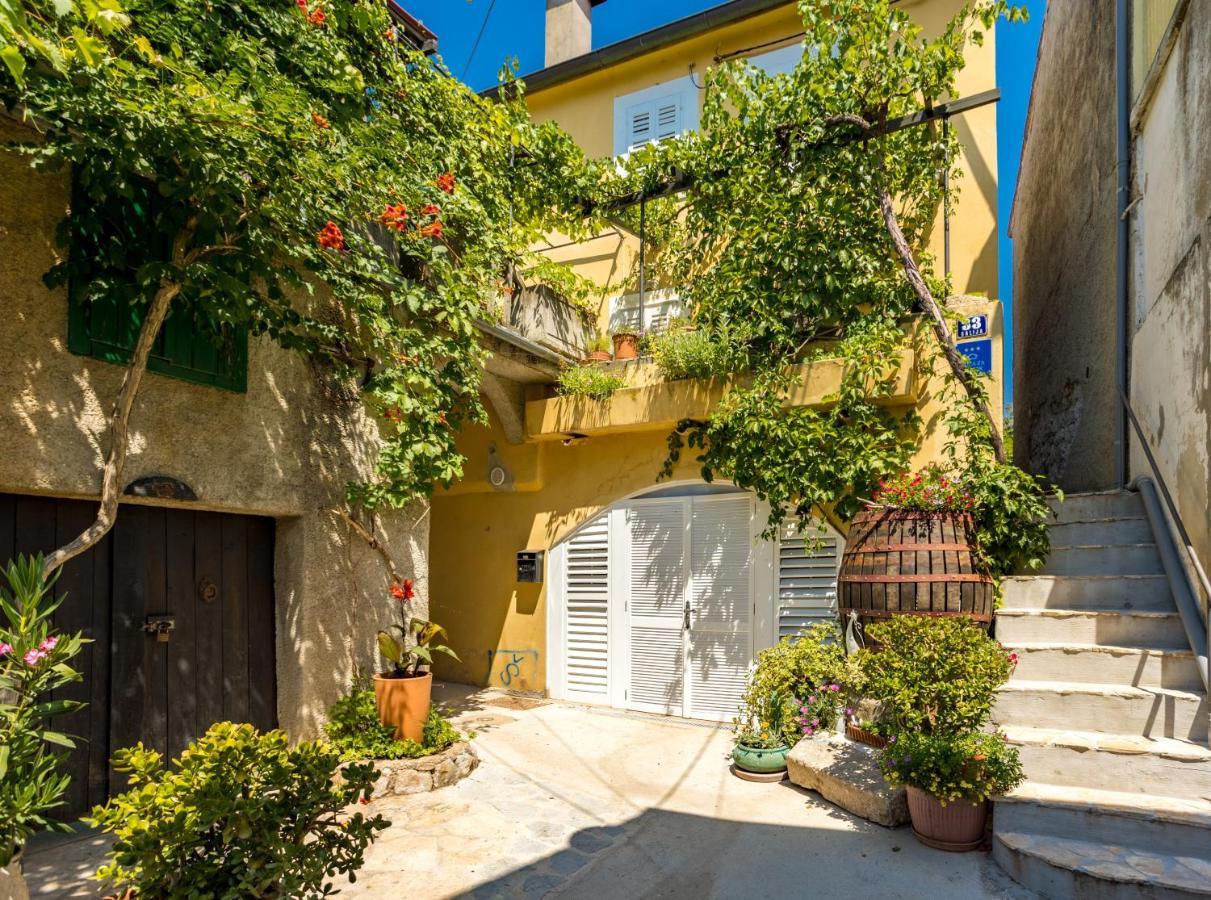 Charming Studio Apartment At House Rustica With Terrace And Nearby Parking Punat Dış mekan fotoğraf