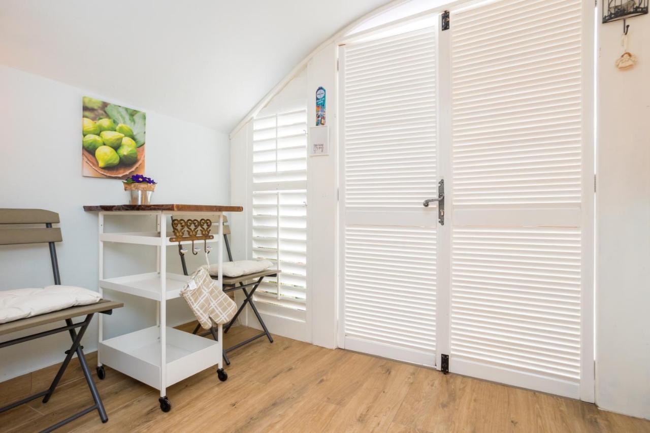 Charming Studio Apartment At House Rustica With Terrace And Nearby Parking Punat Dış mekan fotoğraf